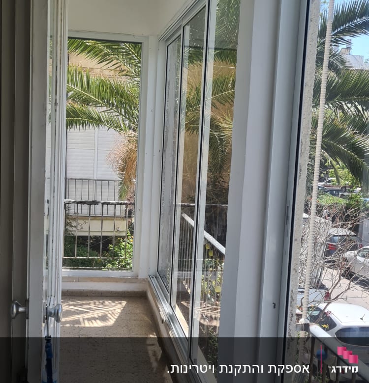 חלונות אלומיניום במרפסת סגורה עם נוף חיצוני